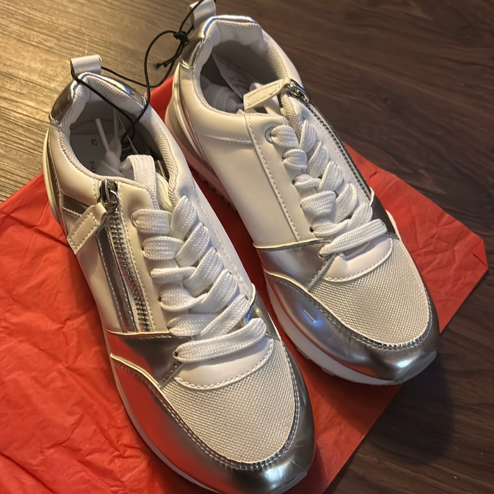 Rogue six 7 women’s silver and white w/ zip-up side *Brand New*
